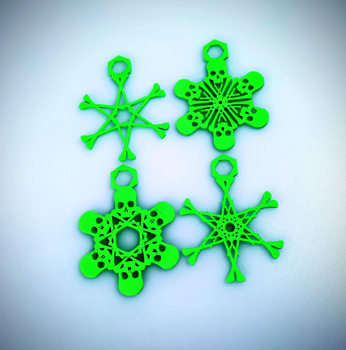 Skull Snowflake Ornaments – Set of 4 Gothic Holiday Decorations, Spooky Christmas Tree Decor, Horror Winter Ornament Set, Alt Xmas Gift