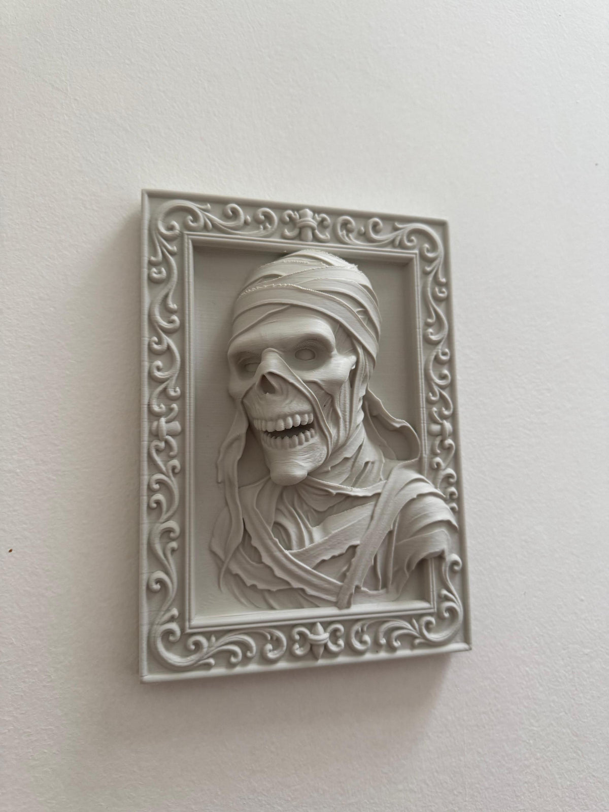 Mummy Skull Wall Plaque Egyptian Horror Wall Art Wrapped Mummy Relief Macabre Skeleton Decor Spooky Halloween Wall Hanging Gothic Frame Art