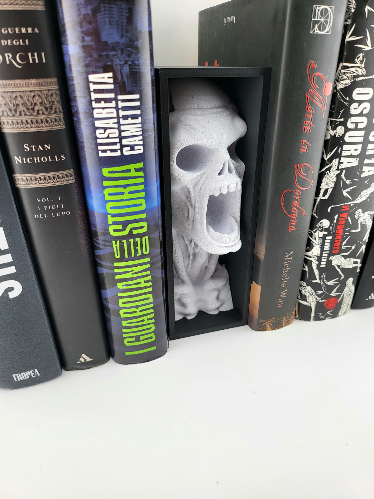 Zombie Skull Book Nook Insert – 3D Printed Horror Movie Bookshelf Decor | Screaming Skull Bookend | Gothic Halloween Gift