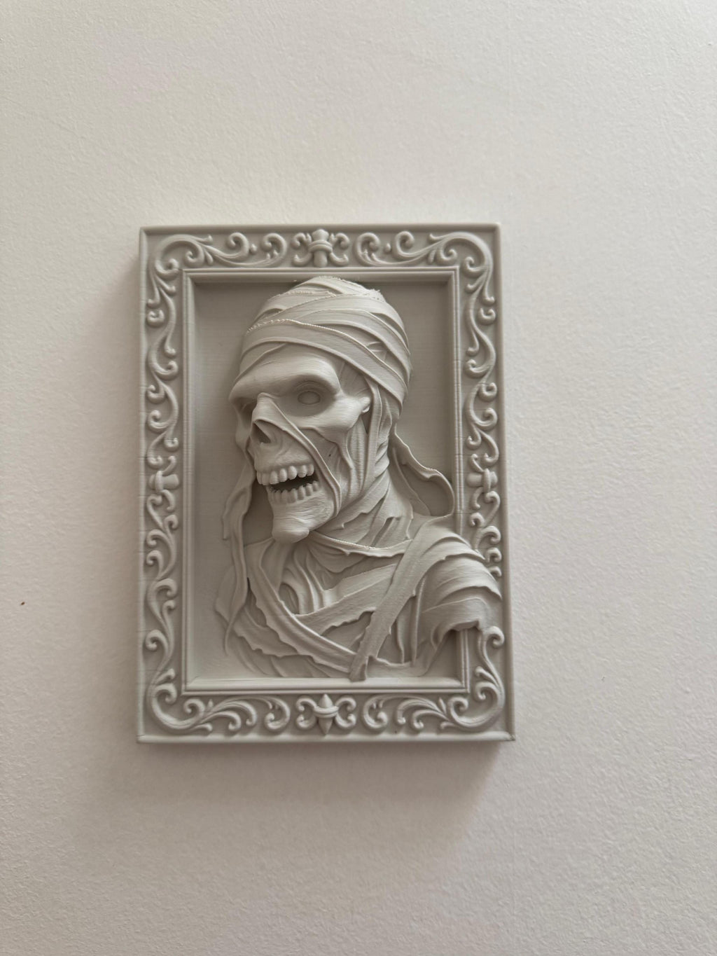 Mummy Skull Wall Plaque Egyptian Horror Wall Art Wrapped Mummy Relief Macabre Skeleton Decor Spooky Halloween Wall Hanging Gothic Frame Art
