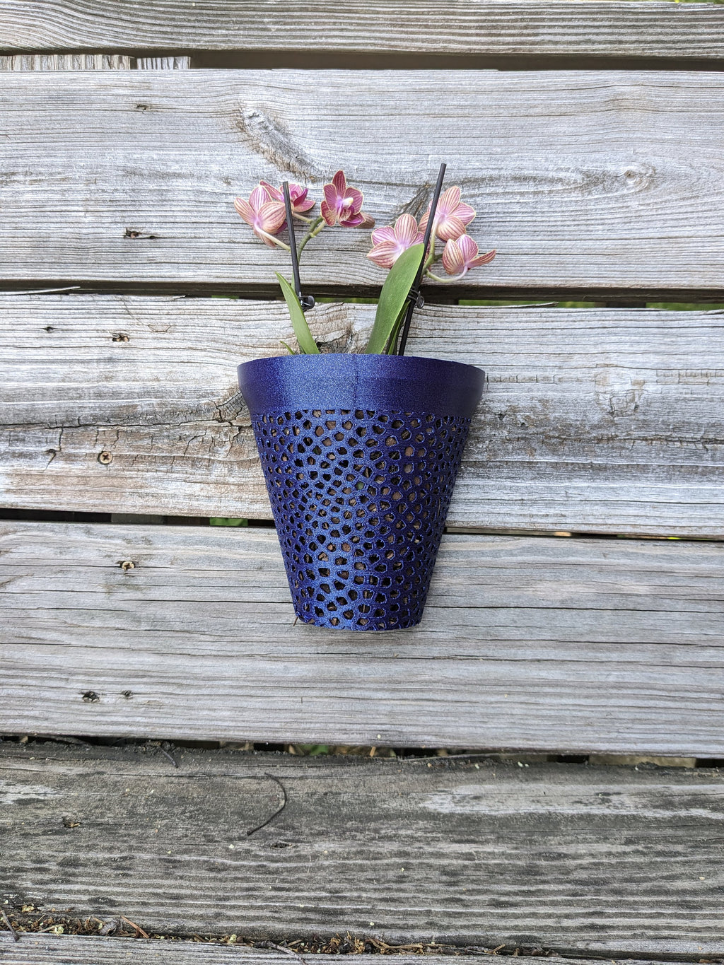 Hanging orchid pot with aerated lattice body — image 4 of 10