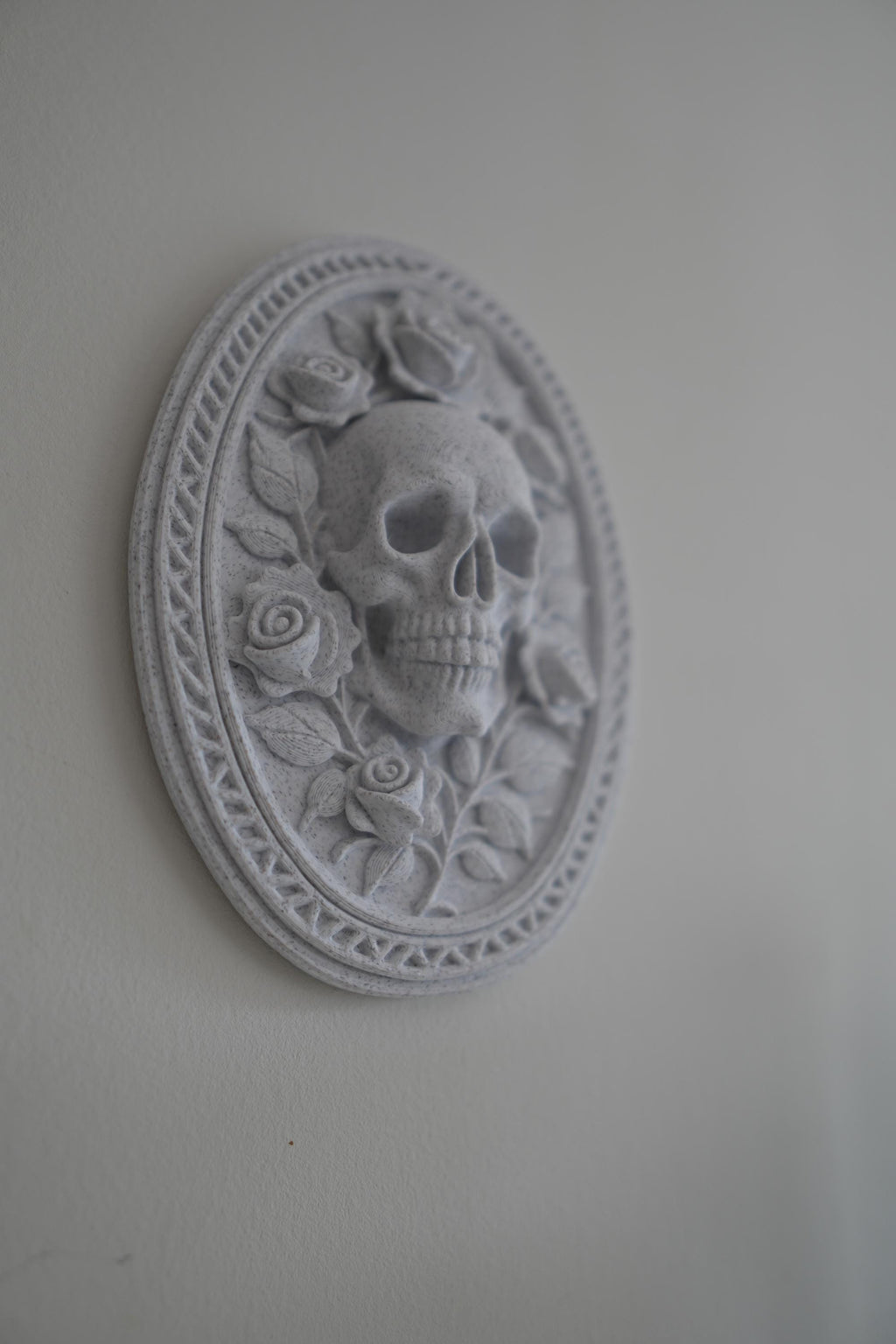 Oval Skull & Roses Wall Plaque Gothic Skull Wall Decor Dark Academia Wall Art Skull Rose Sculpture Gothic Home Decor Macabre Wall Plaque