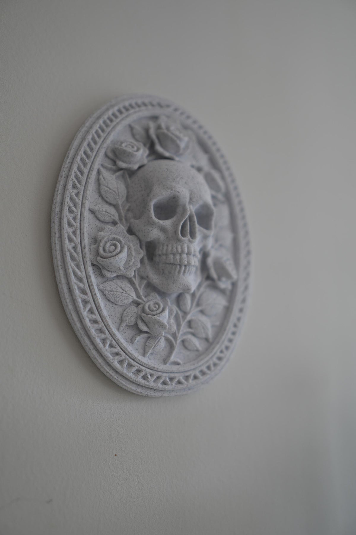 Oval Skull & Roses Wall Plaque Gothic Skull Wall Decor Dark Academia Wall Art Skull Rose Sculpture Gothic Home Decor Macabre Wall Plaque
